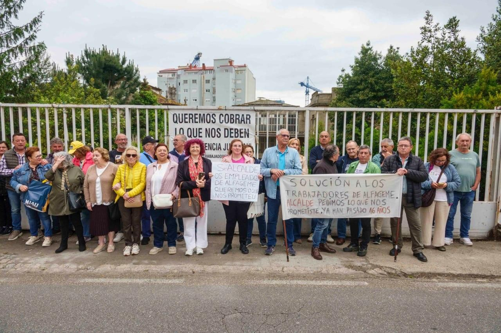 Extrabajadores ayer ante las puertas de Alfageme.
