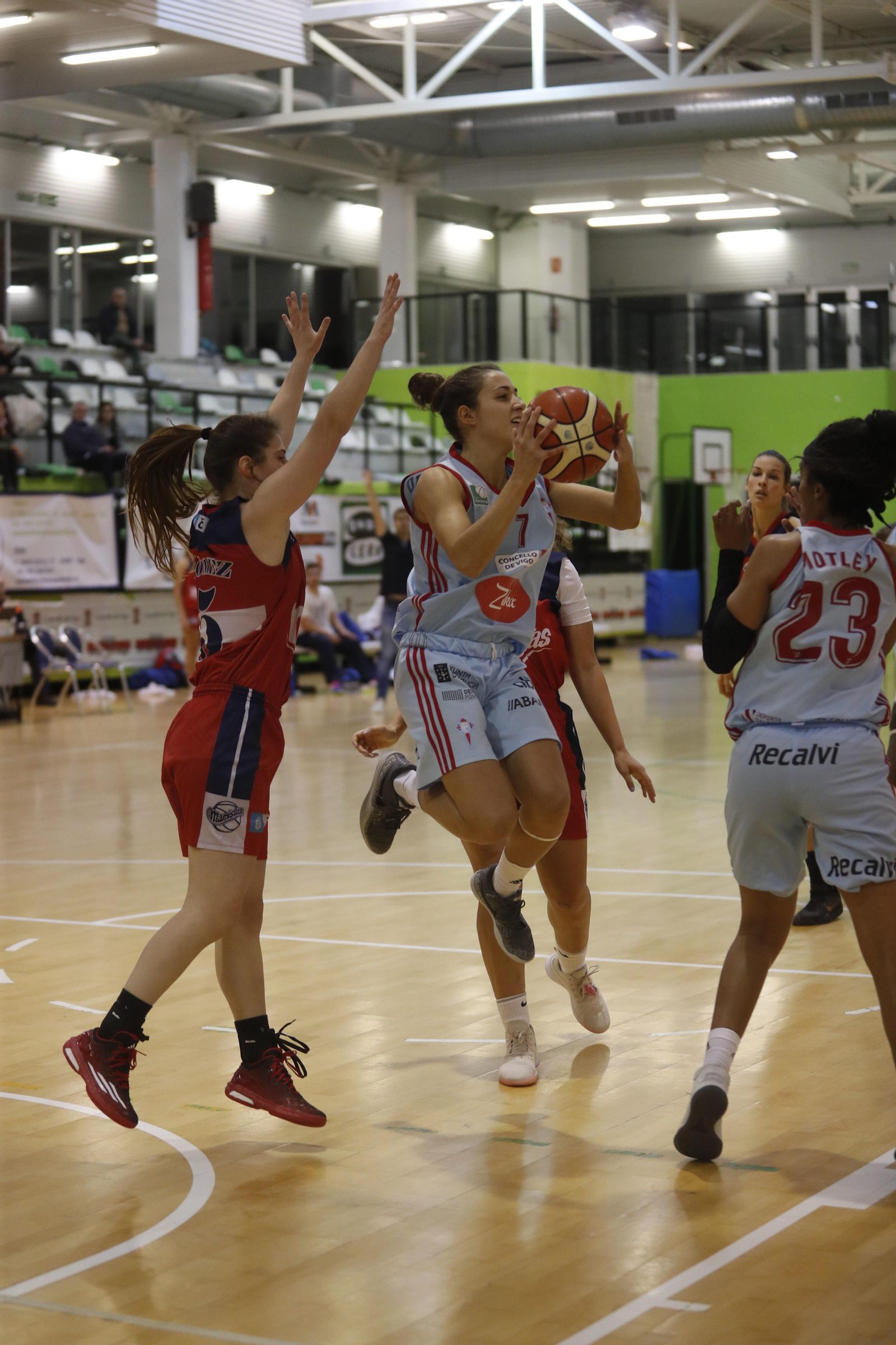 Tamara Montero da un salto en un partido de la presente campaña.