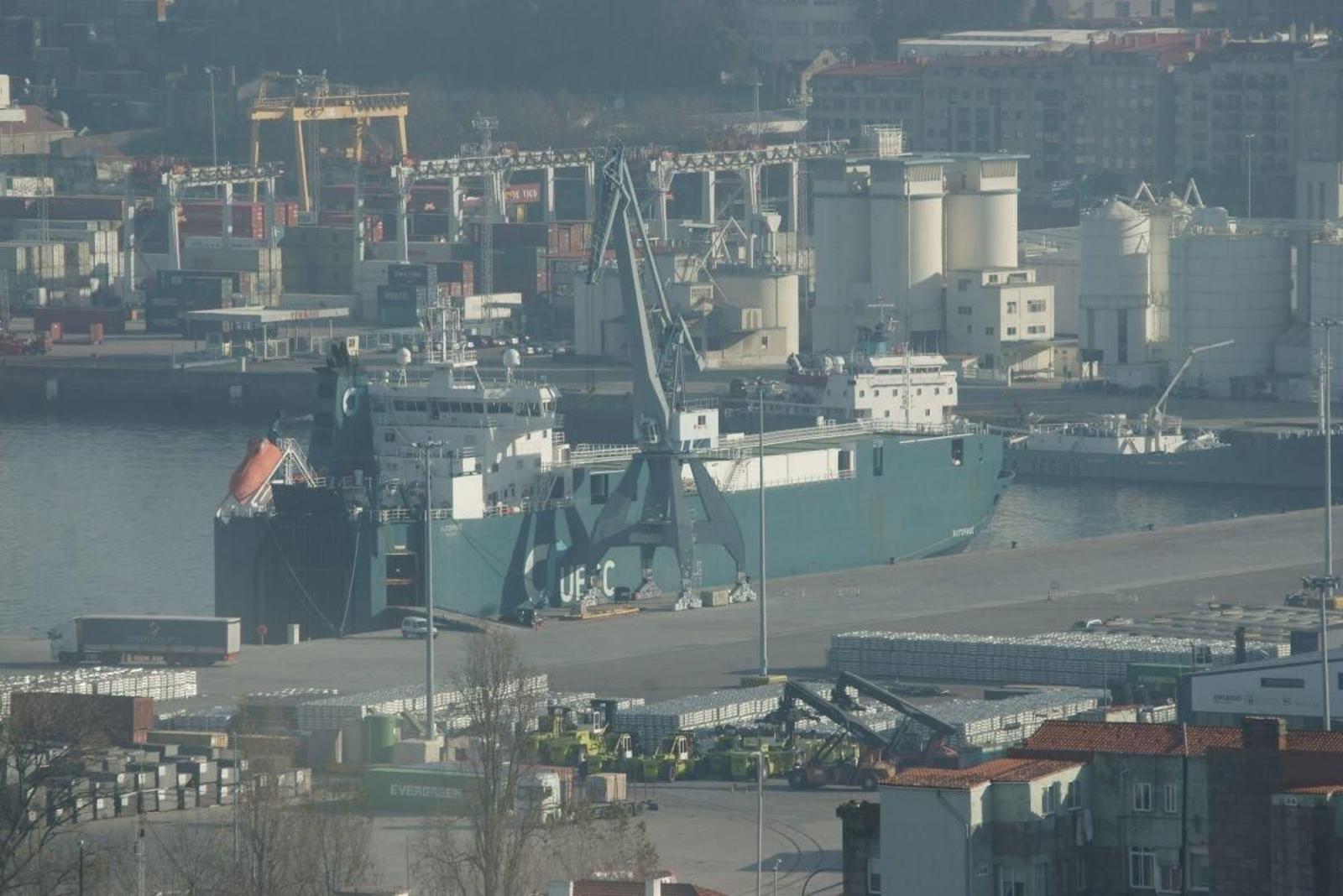 Un carguero amarrado ante el muelle de Areal, donde se contempla ampliar la concesión.