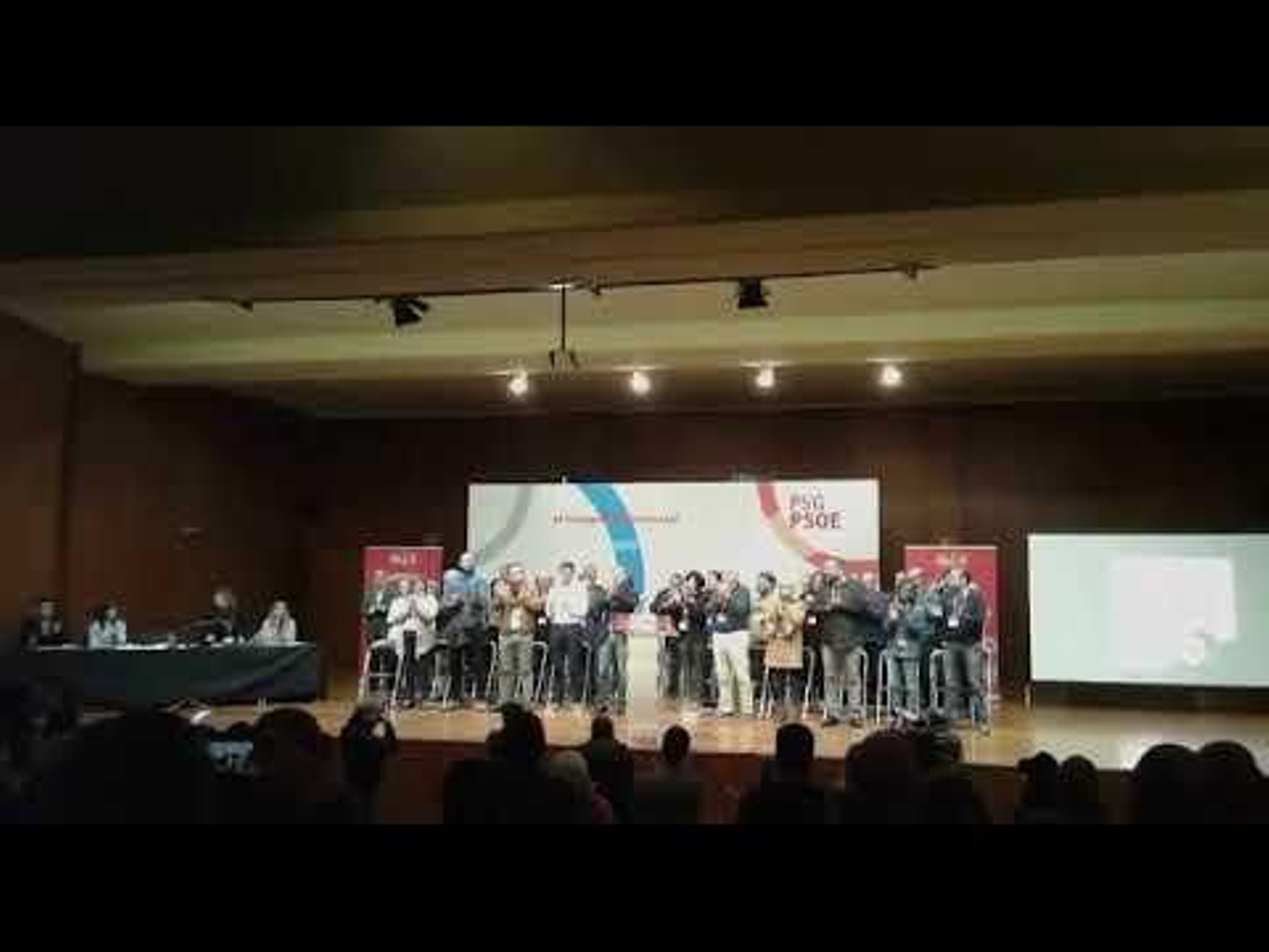 La nueva ejecutiva socialista recibe los aplausos de los delegados