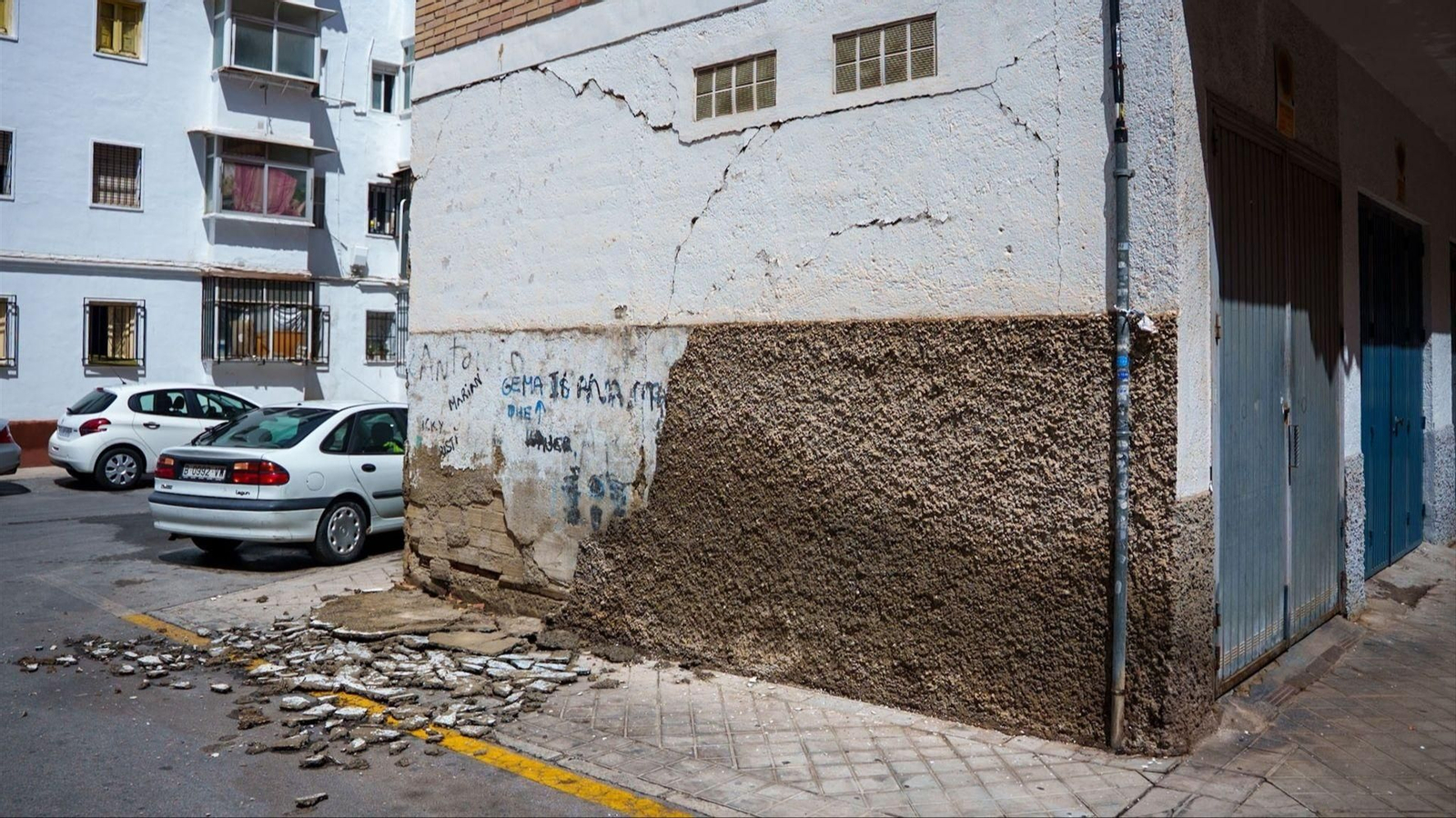 Desperfectos en el muro de una vivienda en Granada.