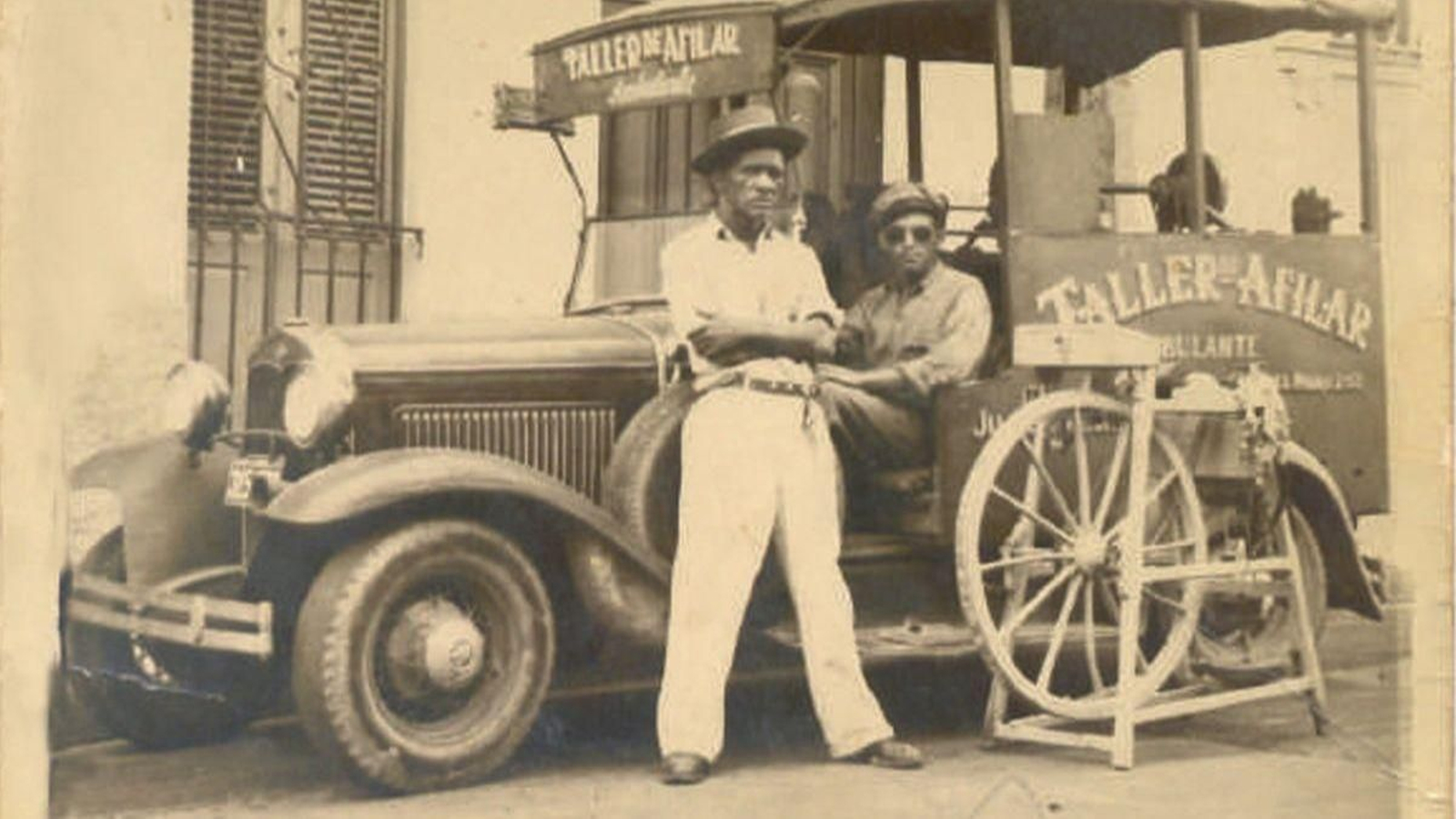 Juan Manuel Alonso presumindo da modernidade que supuña o camión-taller fronte á tradicional roda de afiar.