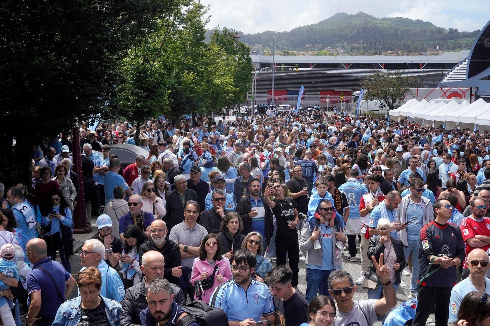 La afición se congregó en el entorno de Balaídos.