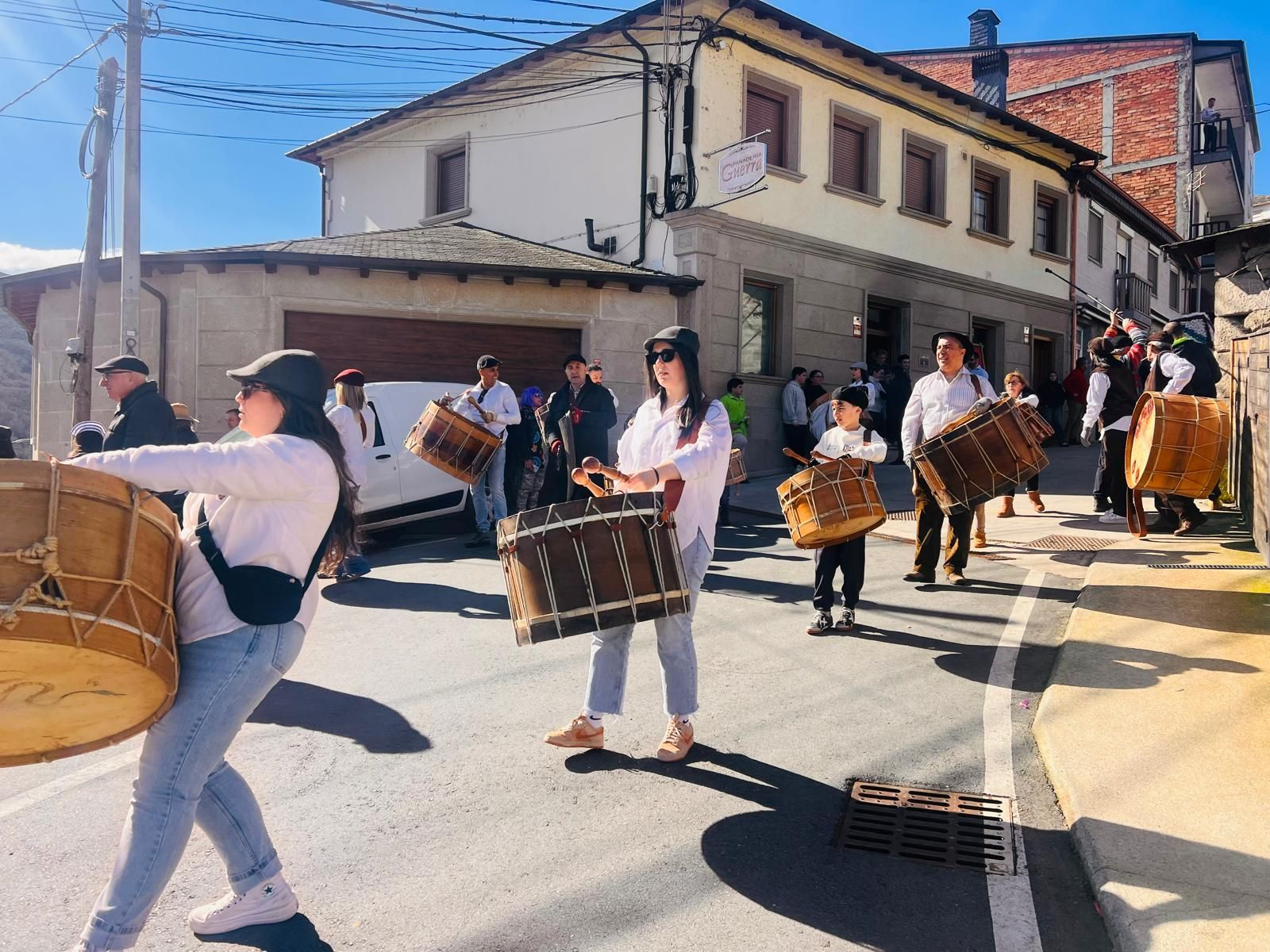 Galería | Vilariño de Conso inicia su gran día de Entroido con el desfile