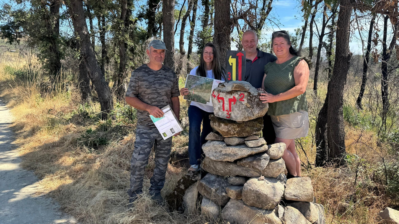 Daniel Rivero, Susana Rodríguez, Guillaume Aubry e Isabelle Trèmolières, con una se las señales de piedra que han levantado en San Cristovo (Monterrei).
