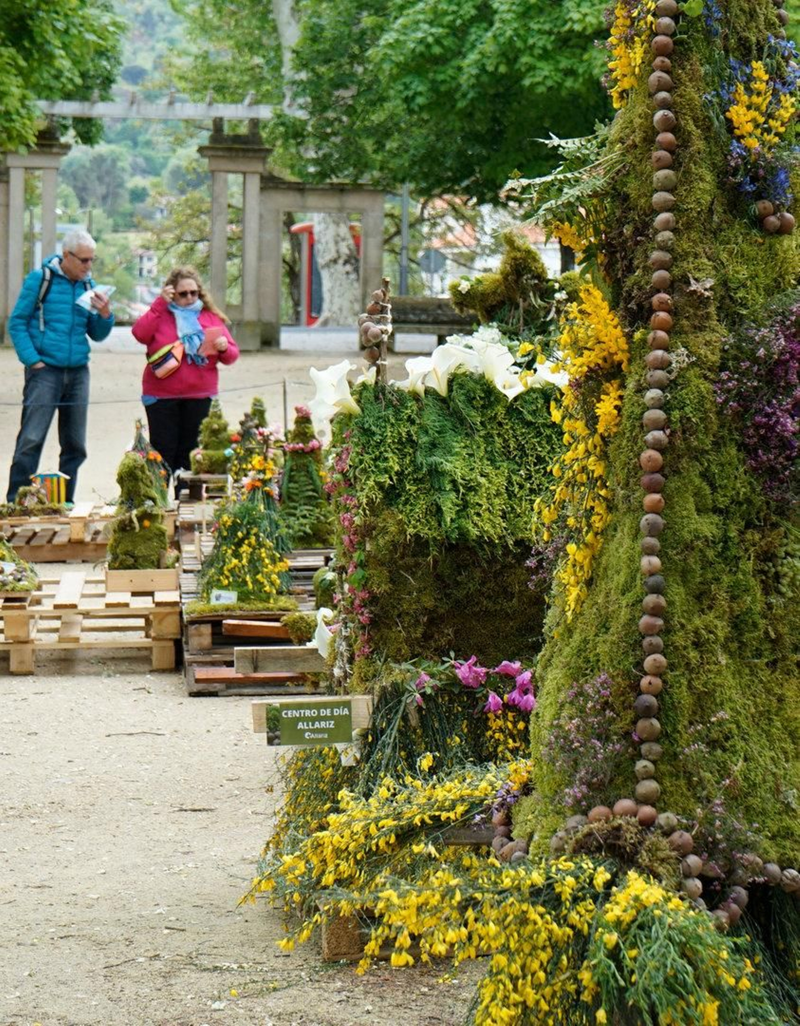 Una pareja viendo la exposición.