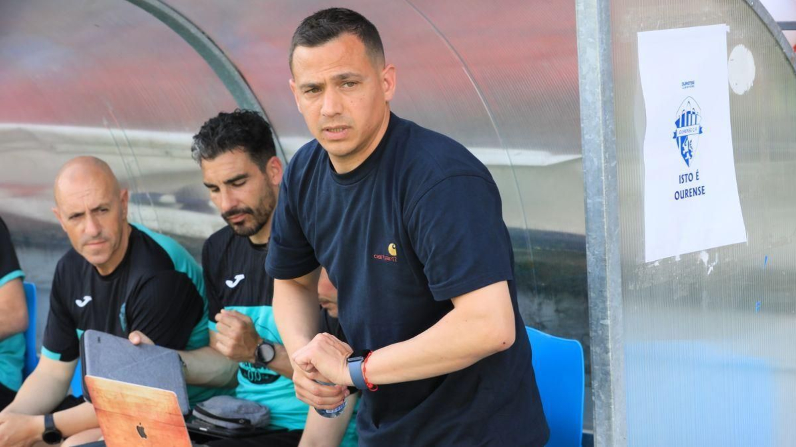 Dani Llácer, entrenador del Ourense CF, en el banquillo de O Couto.