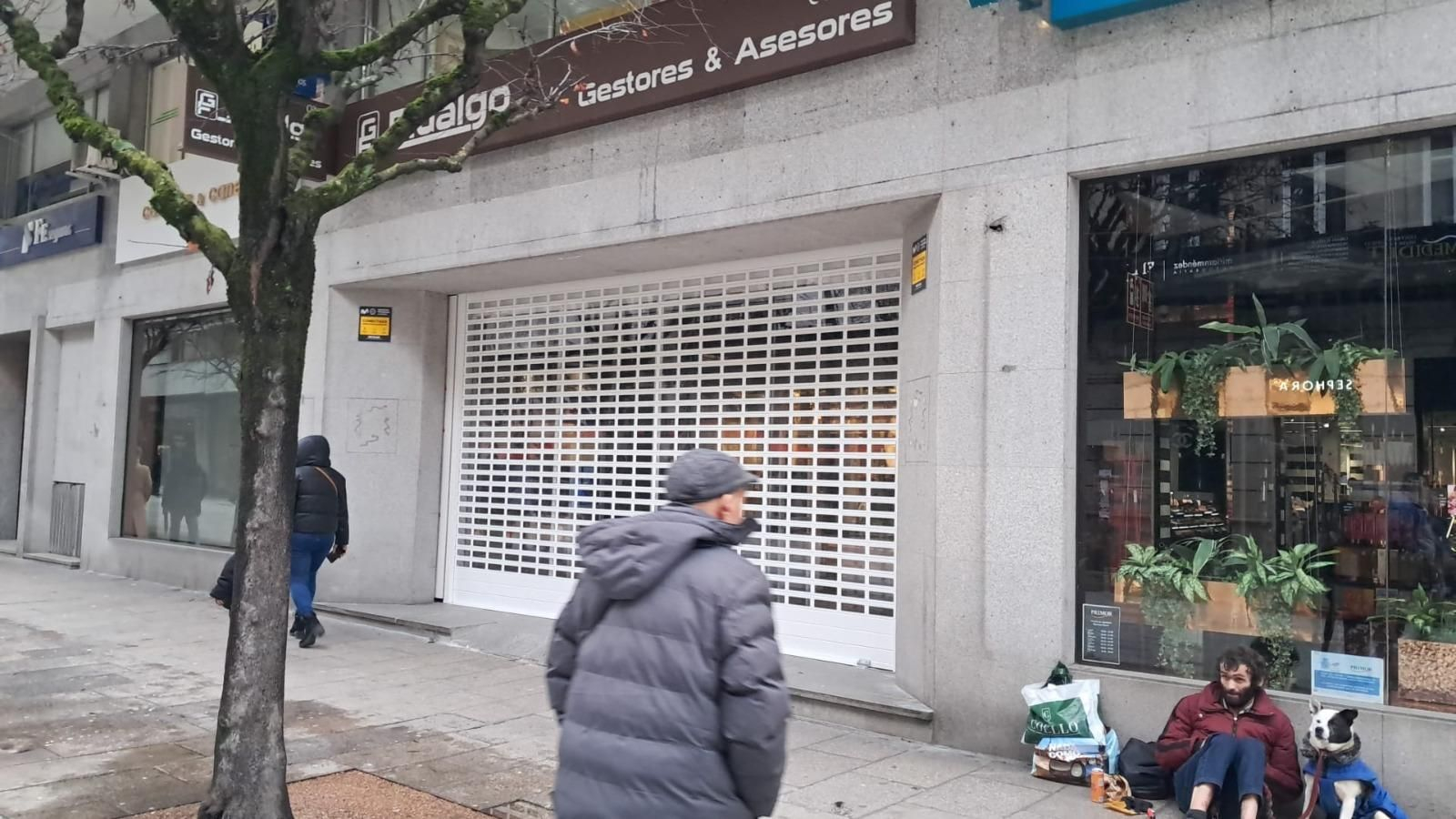 La cadena de perfumerías Primor, ubicada en la calle del Paseo de Ourense cierra por deficiencias en seguridad.