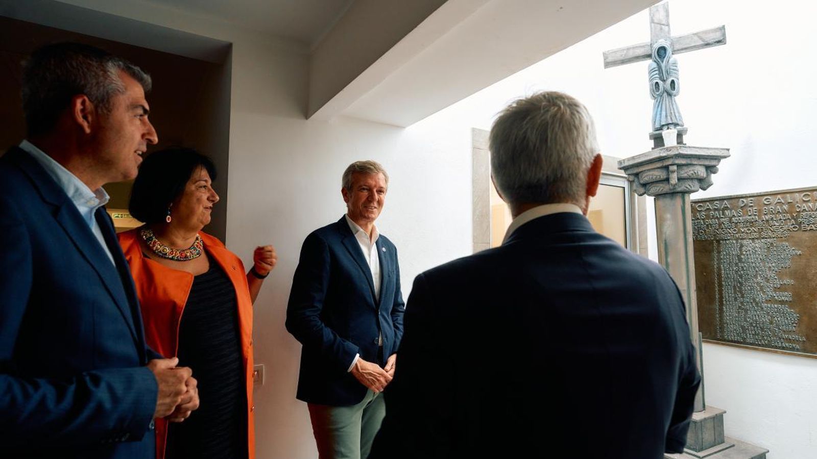 El presidente gallego frente a un cruceiro