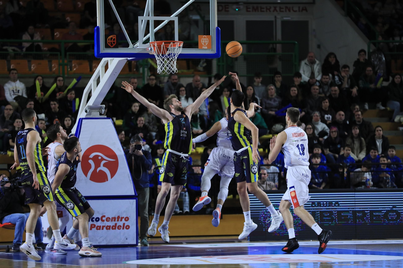 Galería | El Pazo, a reventar para el derbi COB-Obradoiro