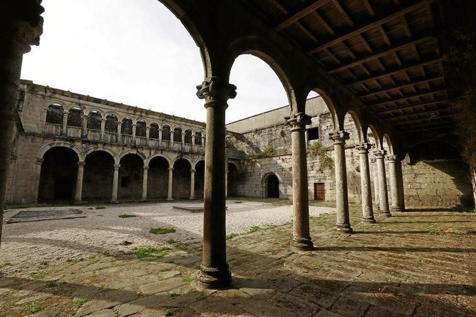 Uno de los claustros interiores del monasterio de Melón.