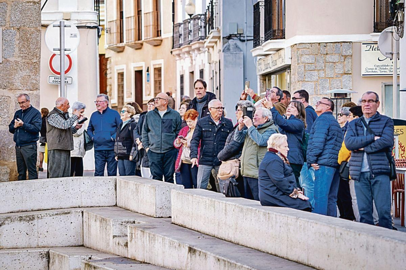 Grupo de mayores durante una ruta turística en Mérida.