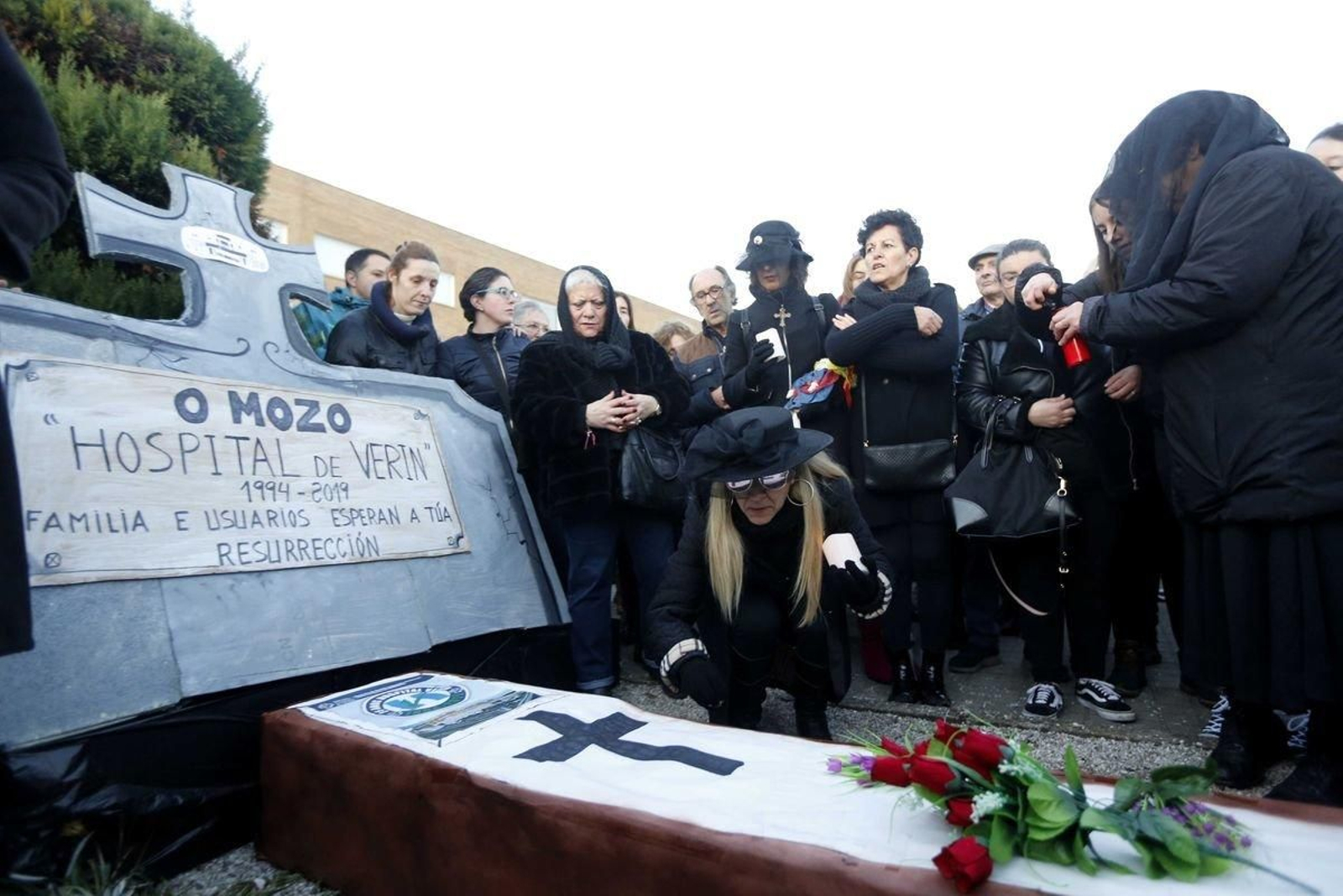 Verín volvió a salir ayer a la calle para clamar contra el cierre del paritorio. En la imagen, manifestantes simulan el "entierro" del hospital.