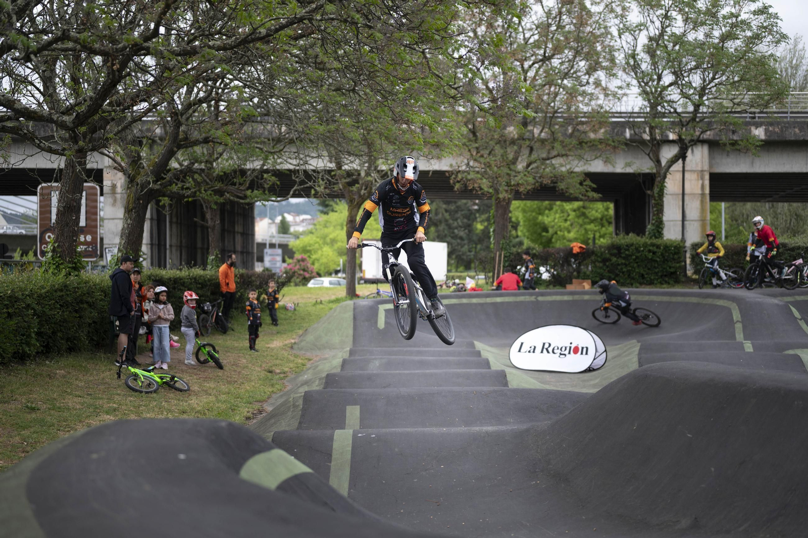 Galería | +Deporte La Región impulsa el pumptrack en Ourense de la mano de Maese Riders