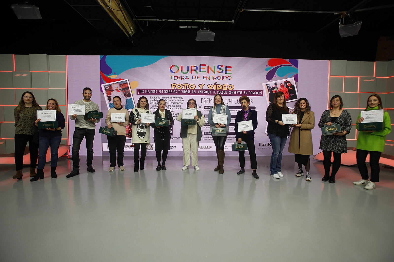 Foto de los ganadores del concurso de Entroido de La Región, en el plató de Telemiño.