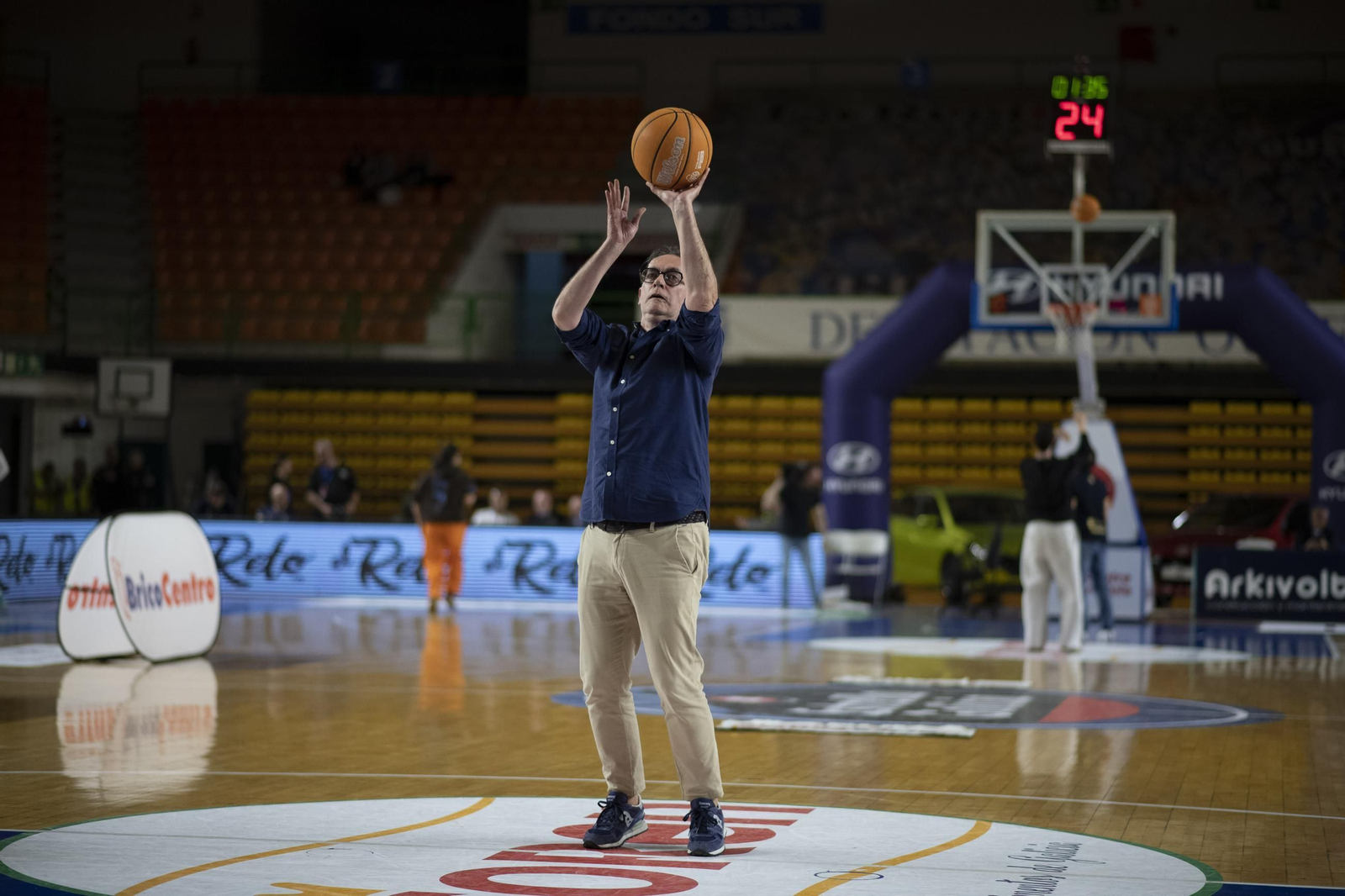 Galería | El Pazo aplaudió a un COB que lo dejó todo ante el Palencia
