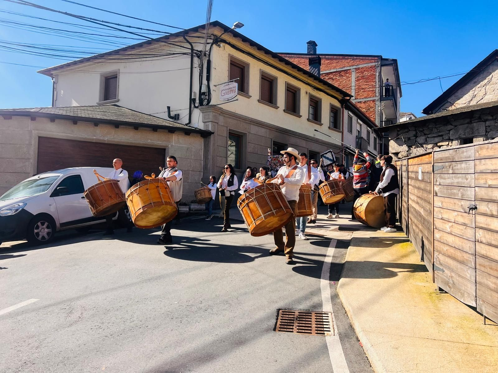 Galería | Vilariño de Conso inicia su gran día de Entroido con el desfile