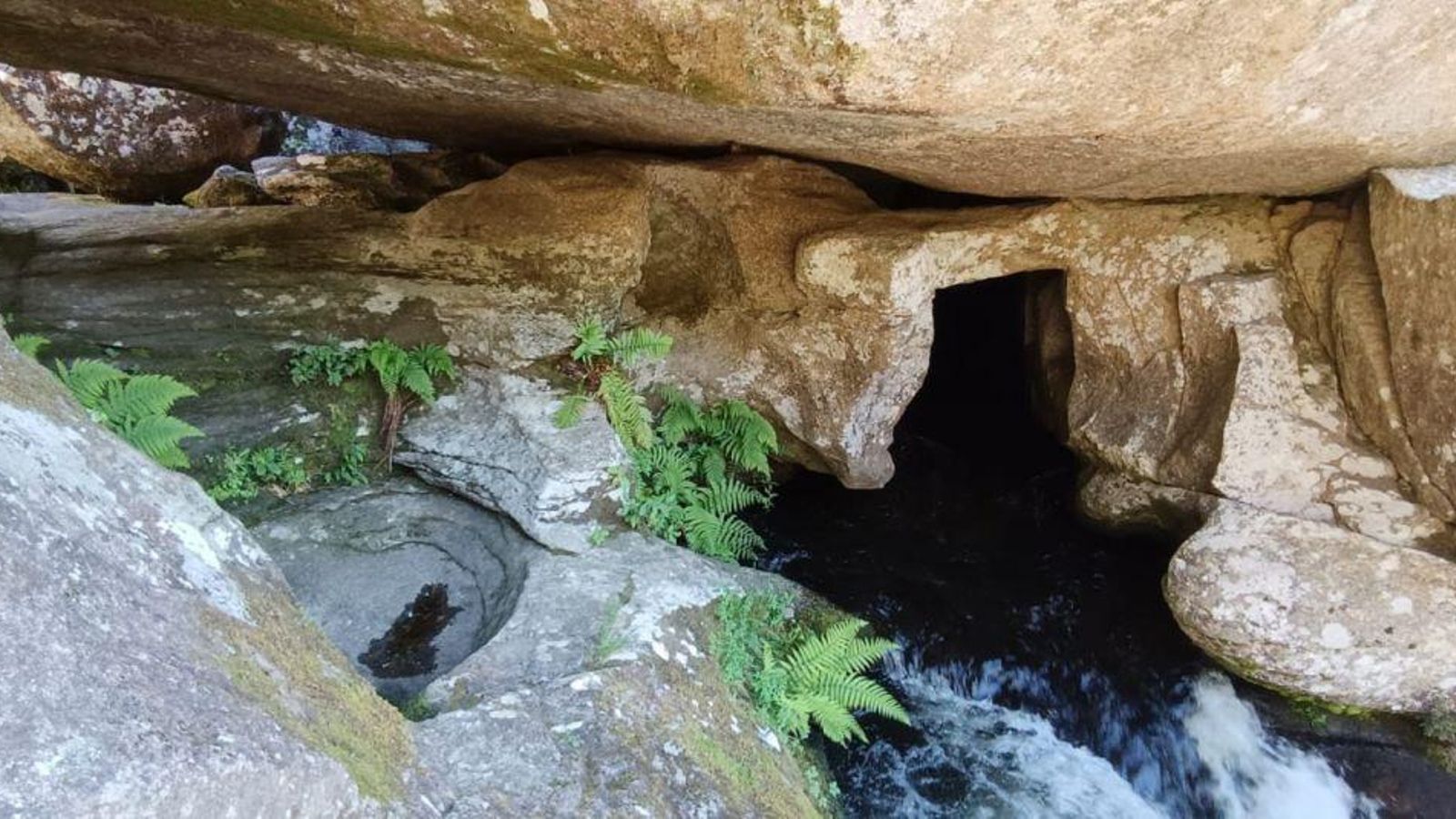 Cántara da Moura, a orillas del Corzos, en A Veiga.