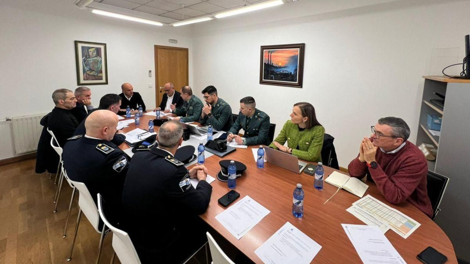 Delegación de Gobierno,  gobierno municipal, Guardia Civil y Policía Local, en la Junta Local de Seguridad .