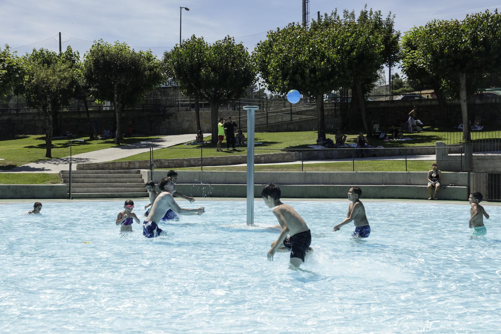 Galería | Primera jornada de las piscinas de Oira abiertas en el día más caluroso del 2026 en Ourense