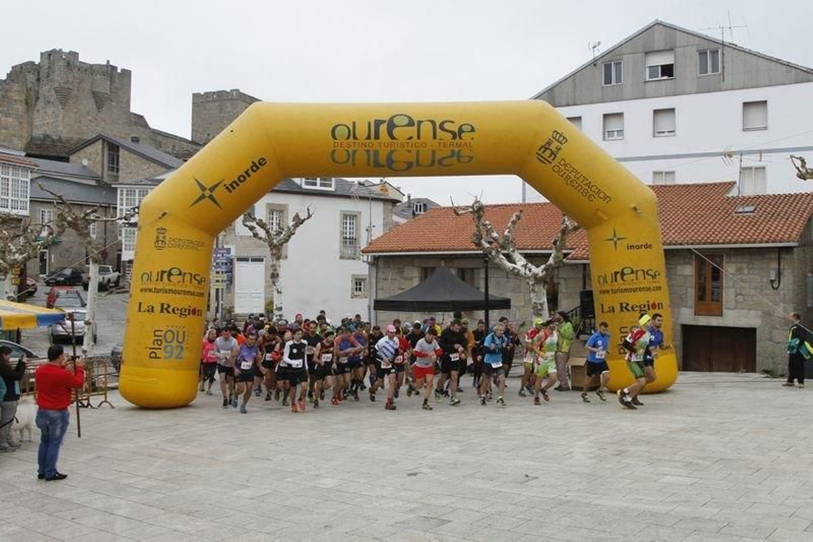 CASTRO CALDELAS, OURENSE 12/11/2017, Castro Caldelas carrera Vegas Trail, ambiente y salida de la media maraton de 21 klm. Foto Gonzalo Belay