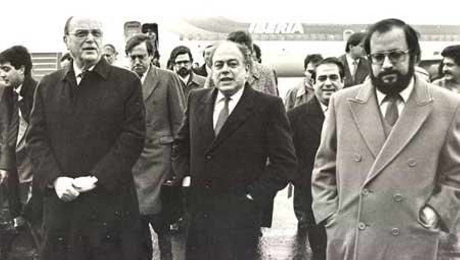 Fernández Albor, izquierda, con el presidente catalán Jordi Pujol en la terminal compostelana de Lavacolla.