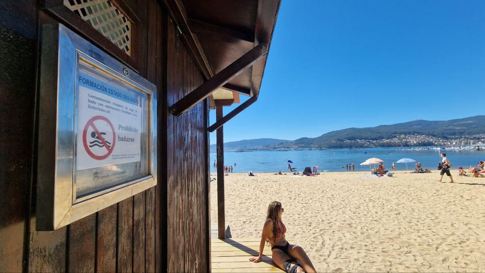 La playa contaminada de Arealonga cerrada al baño. // J.V. Landín