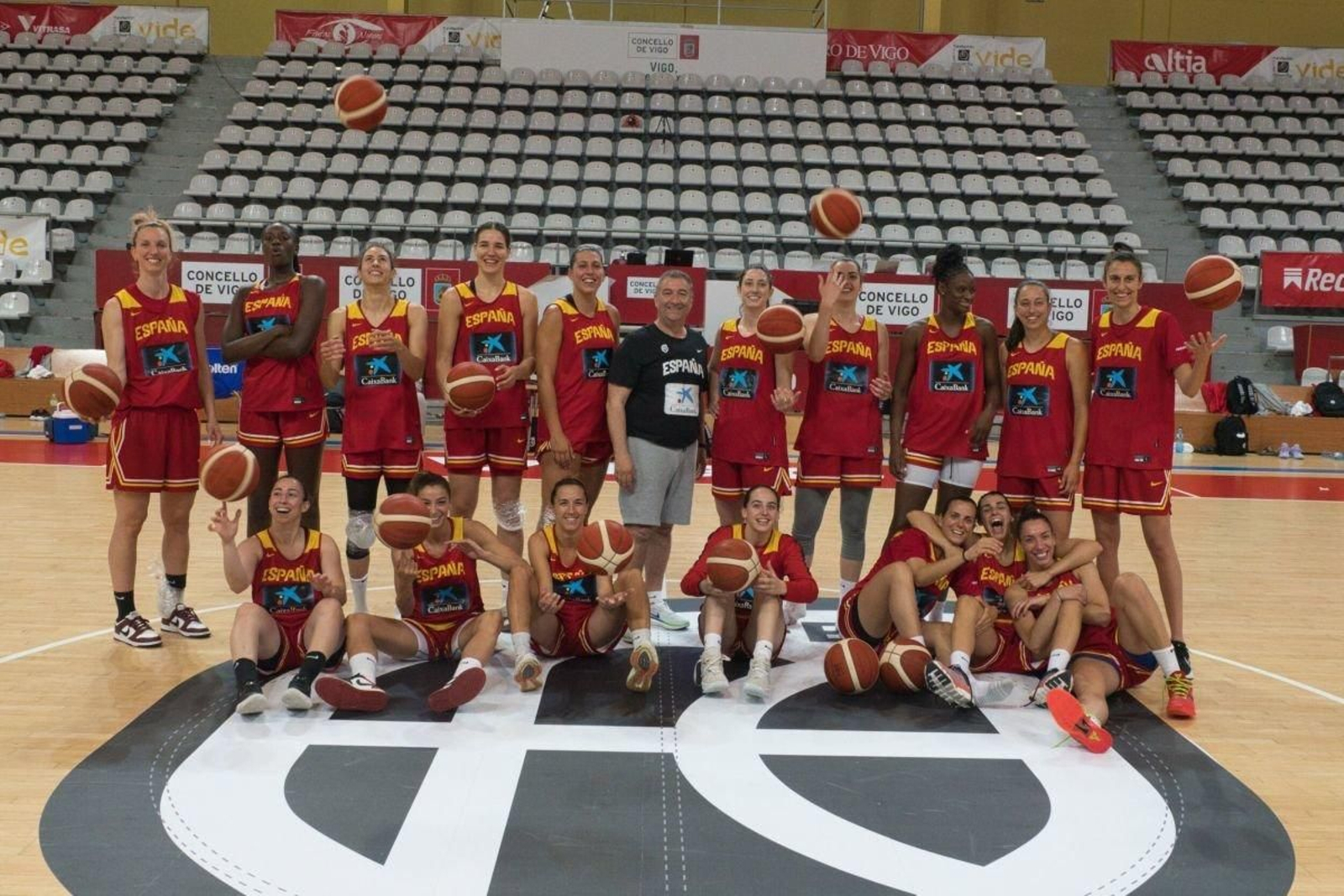 La selección española de baloncesto, con su entrenador, el vigués Miguel Méndez en el centro, en su primer entrenamiento ayer en As Travesas.