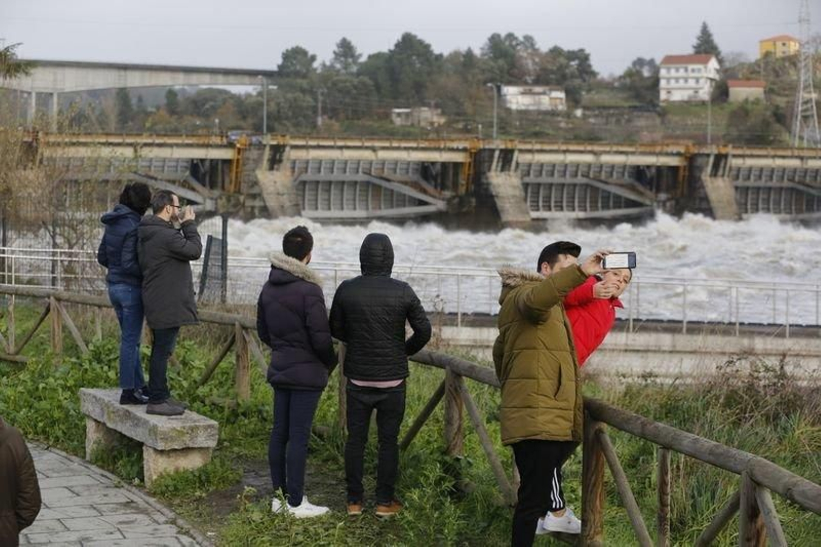 El río Miño se ha convertido en una atracción turística. En la imagen,ourensanos observan ayer el nivel de Velle. (FOTO: JOSÉ PAZ)