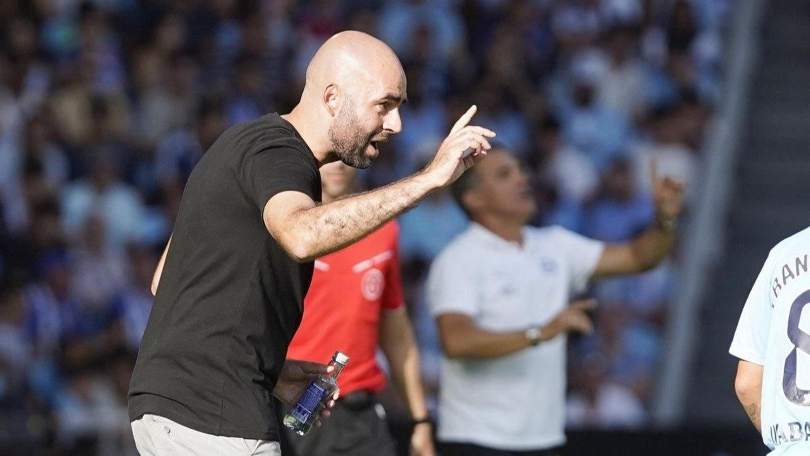 Claudio Giráldez da instrucciones desde la banda durante el partido de ayer.