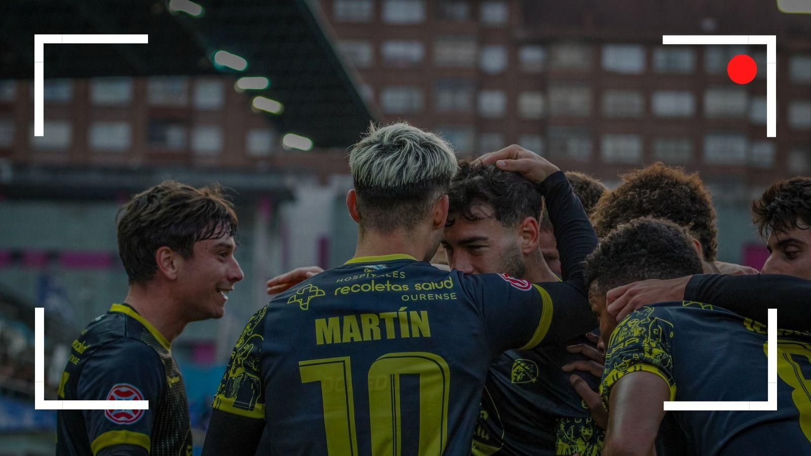 Los jugadores del Ourense CF celebran el gol de Martín Ochoa ante el Real Avilés.