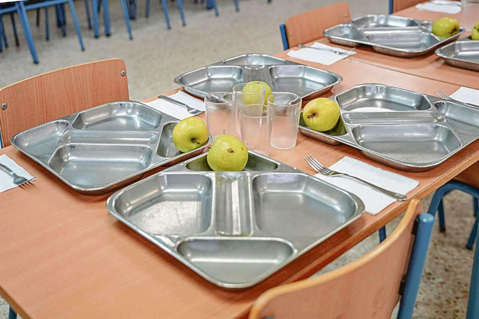 Las mesas listas con las bandejas en el comedor del CEIP Juan Ramón Jiménez, de Sevilla.