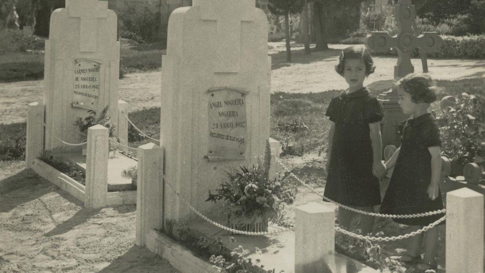 Concha y su hermana pequeña, Carmiña, en la tumba de sus padres.
