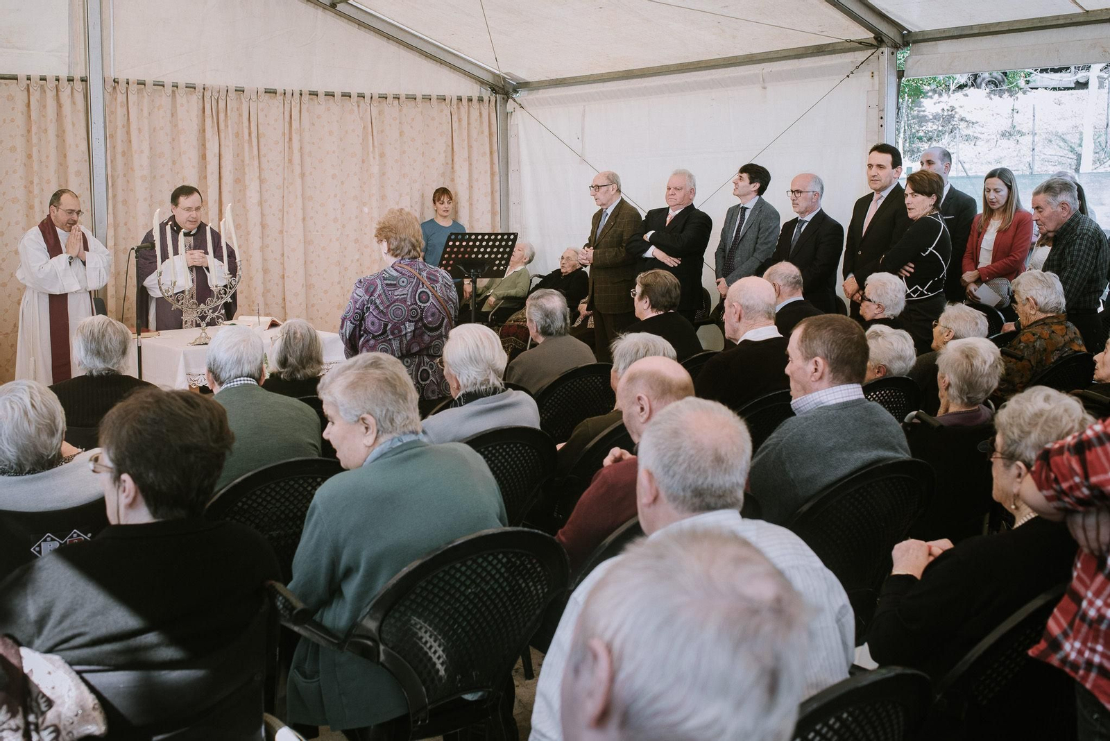 Residentes y autoridades (al fondo a la derecha), en la misa oficiada por el párroco de A Cañiza.