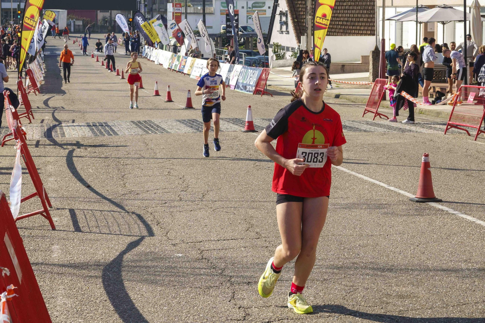 Galería | Pequeños y mayores se divierten en la 10K de Porriño