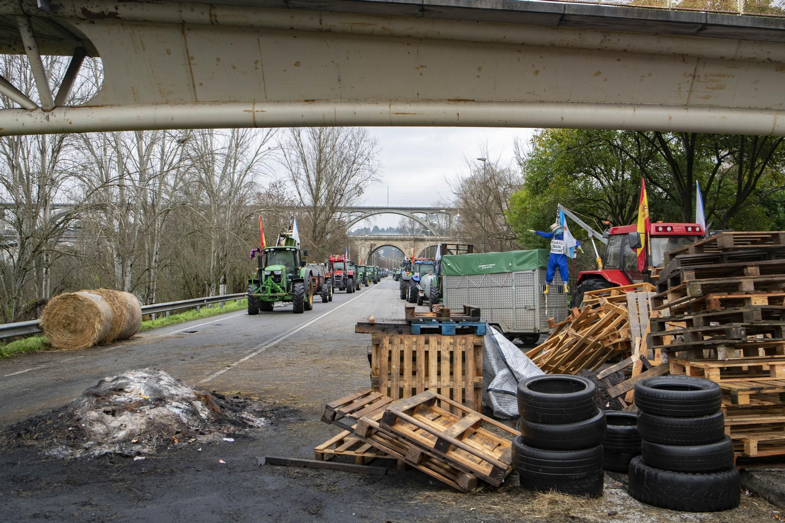 Restos de la hoguera de los movilizados en la N-120.