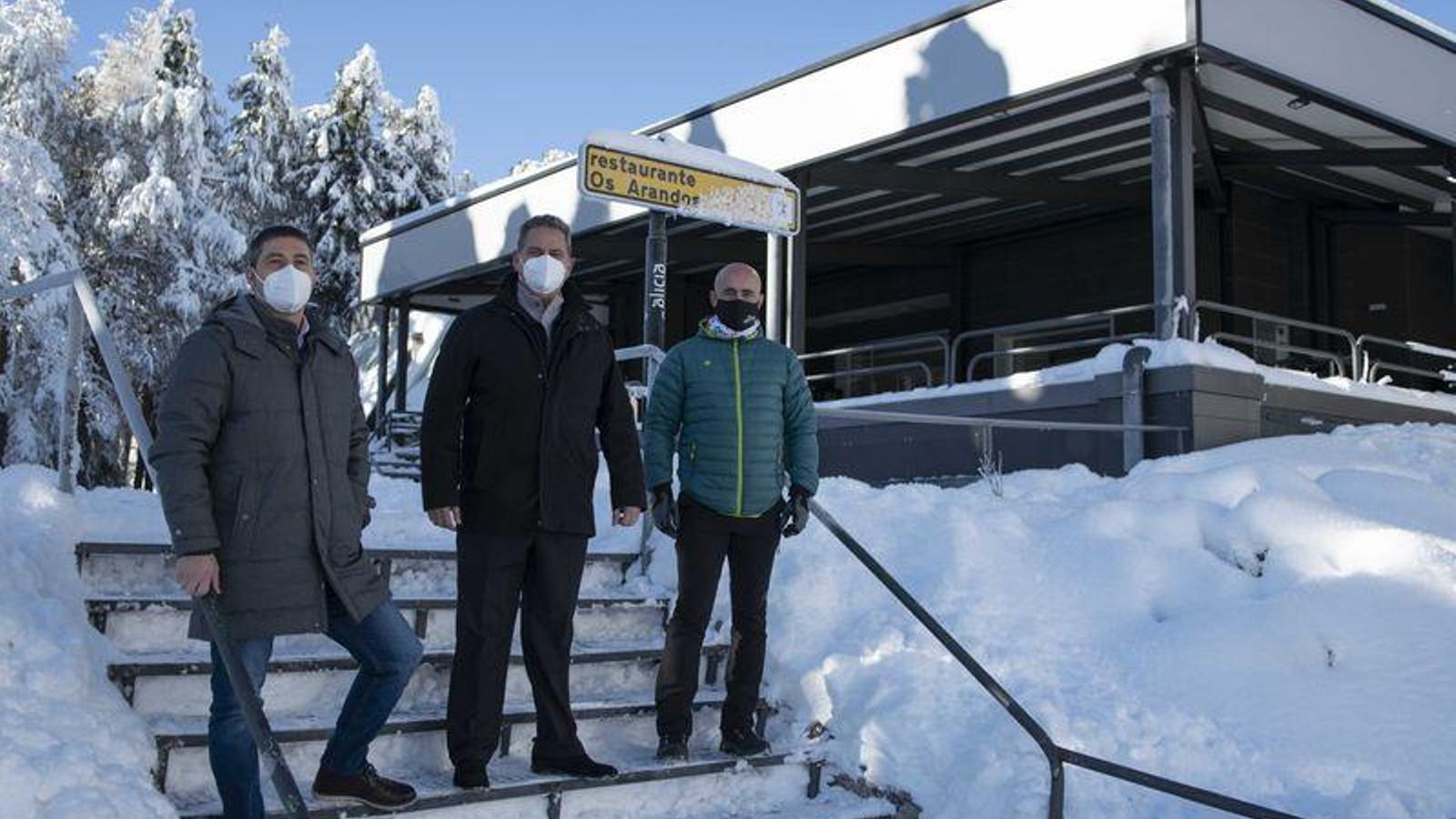 Cabeza de Manzaneda ( Manzaneda). 08/01/2021. Estación de Montaña de Manzaneda con los nuevos gestores. En la foto Ángel Rodríguez, Albert Montaner y Pablo López. Foto: Xesús Fariñas