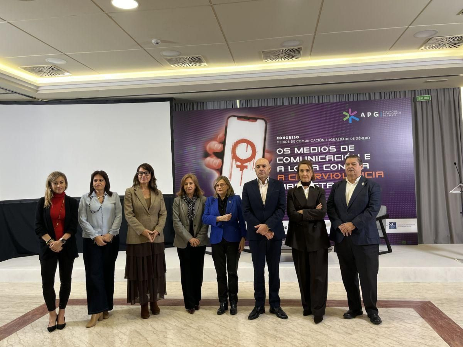 Os conferenciantes, de esquerda a dereita: María José Garrido, Encarni Iglesias, Sonia Esperanza Rodríguez, María Méndez (presidenta da APG), María Esther Erice, Roberto Barba (director xeral de Loita contra a Violencia de Xénero de la Xunta de Galicia), Elena Steinger e Julio Abalde (subdelegado do Gobierno na Coruña).