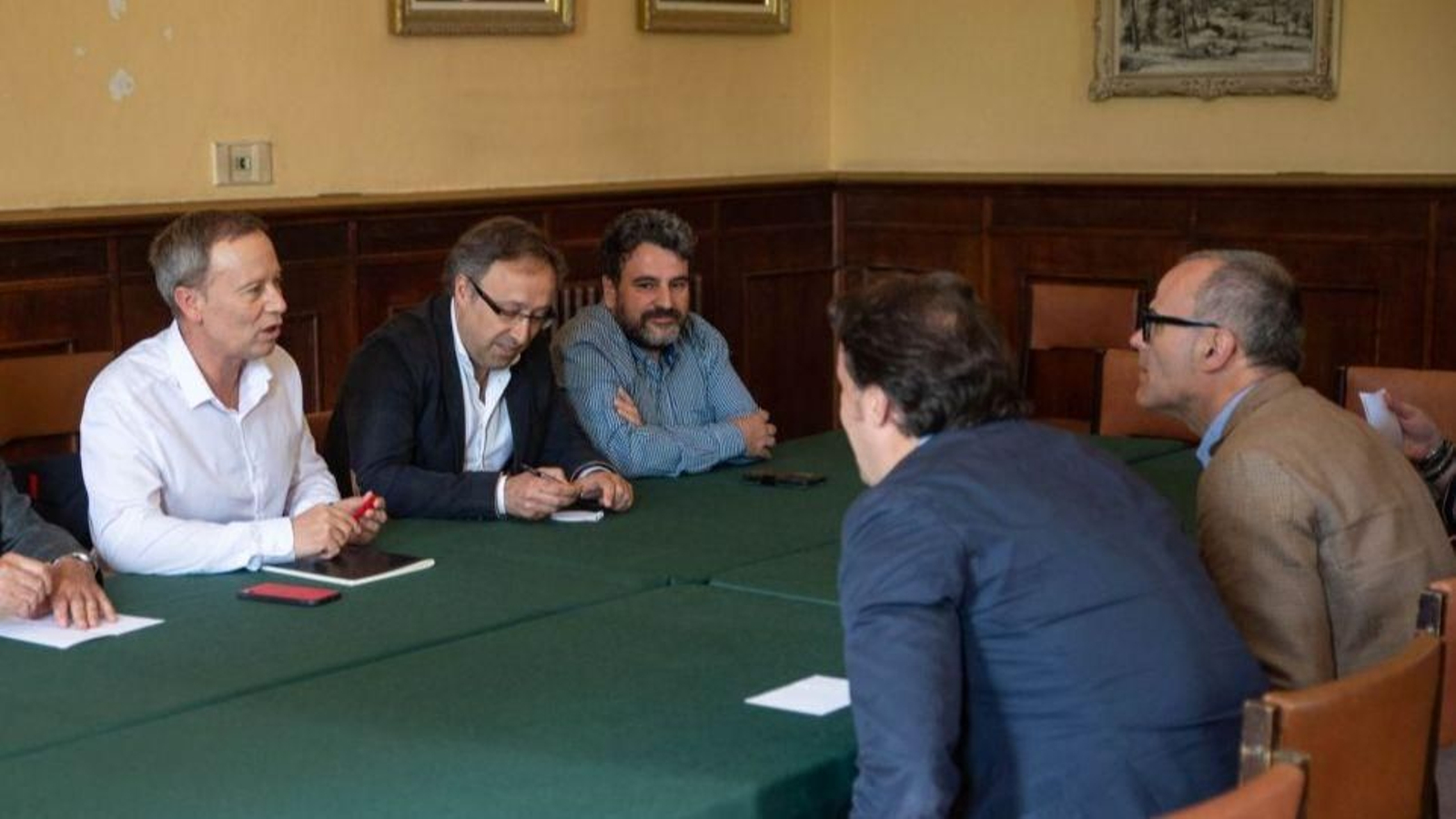 Javier García Gago, en la foto arriba a la derecha, durante las negociaciones entre PSOE -partido del que formaba parte de su ejecutiva provincial- y PP en mayo de 2019.