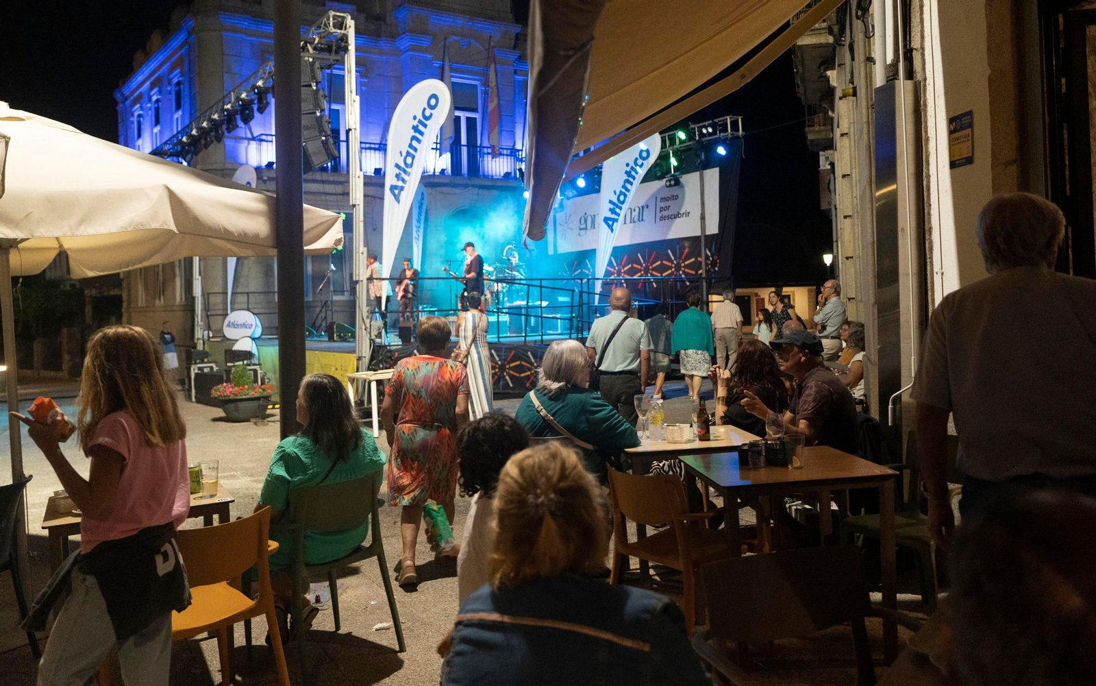 Algunos siguieron el concierto desde las terrazas de la plaza