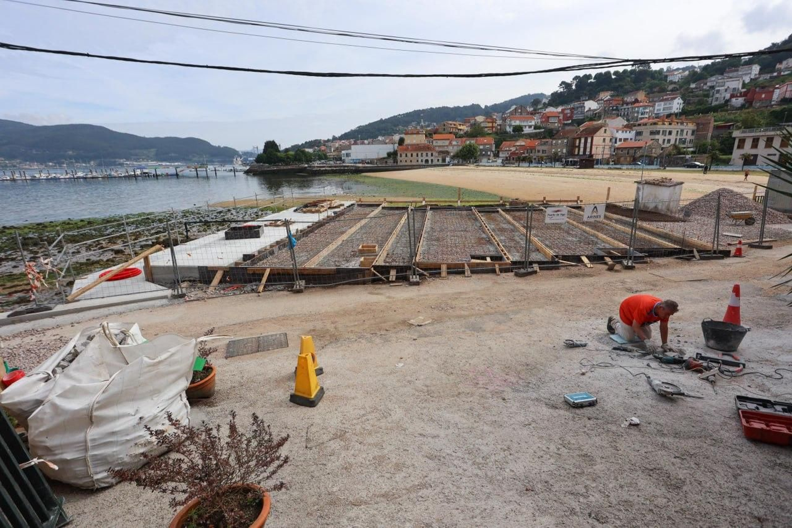 Trabajando ayer en la nueva plaza marítima, entre Vigo y Redondela, frente a Arealonga