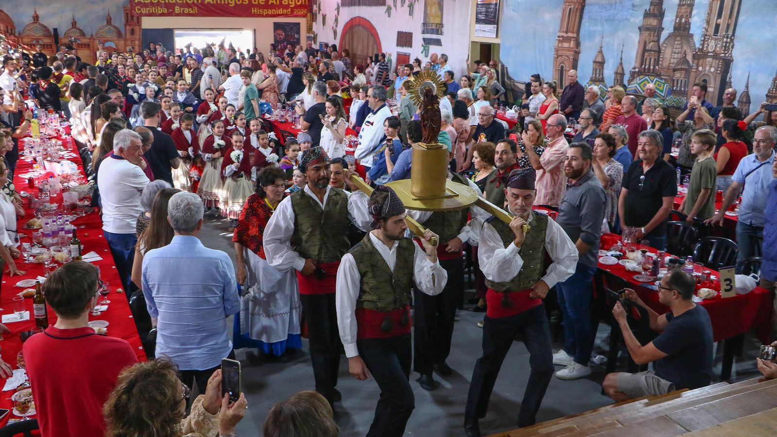 La Asociación de Amigos de Aragón portando la imagen del la Pilarica