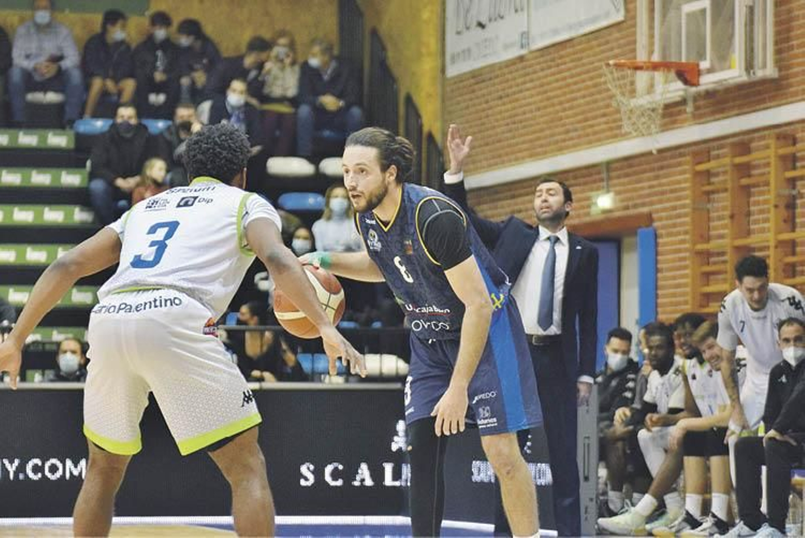El base del Oviedo Alberto Martín, en un partido ante el Palencia en el pabellón de Pumarín.