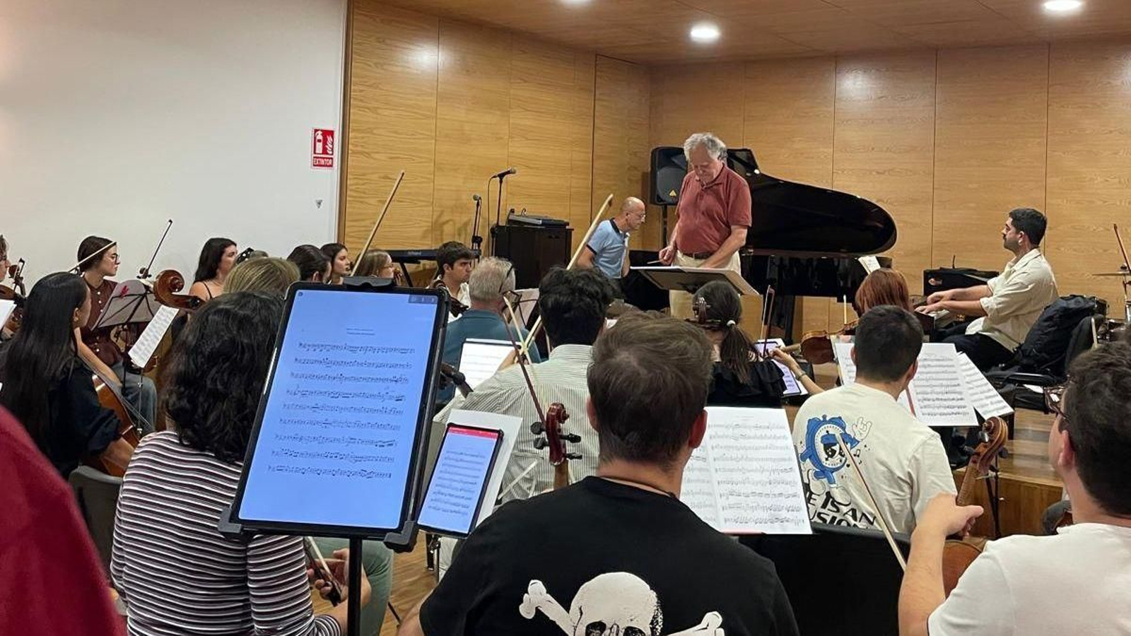 La Orquesta Clásica, bajo la dirección de Manuel Martínez Álvarez-Nava, ensayan el concierto del sábado.