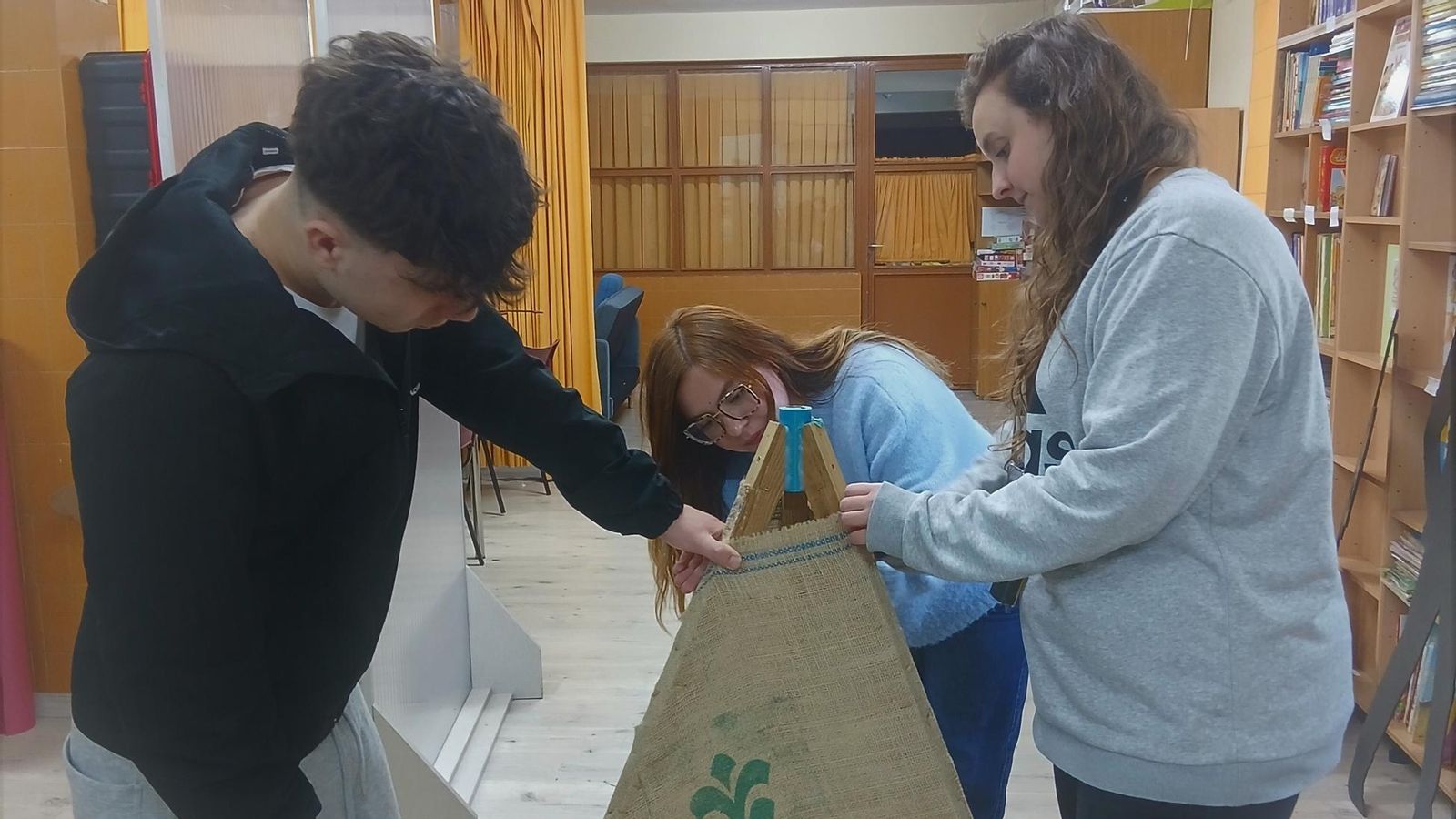 Dos estudiantes junto a Rebeca Sevilla en Salesianos.