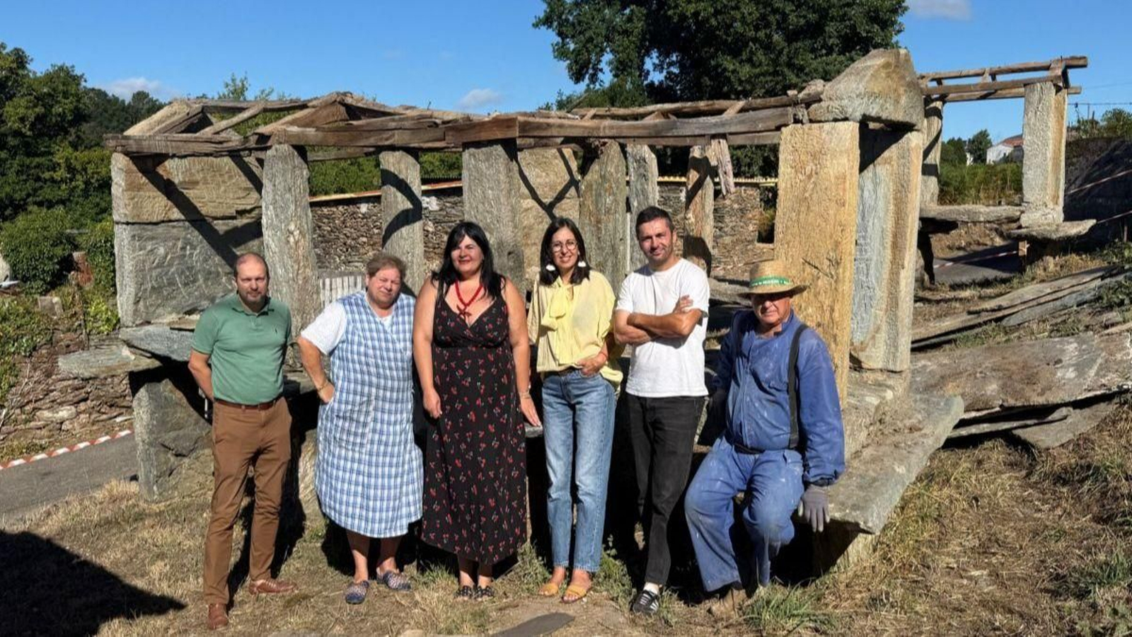 La visita reunió a representantes municipales, técnicos y vecinos del conjunto patrimonial.