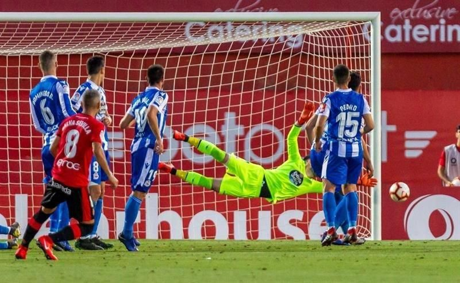 El jugador del Mallorca Salva Sevilla lanza una falta para marcar el segundo gol ante el Deportivo.