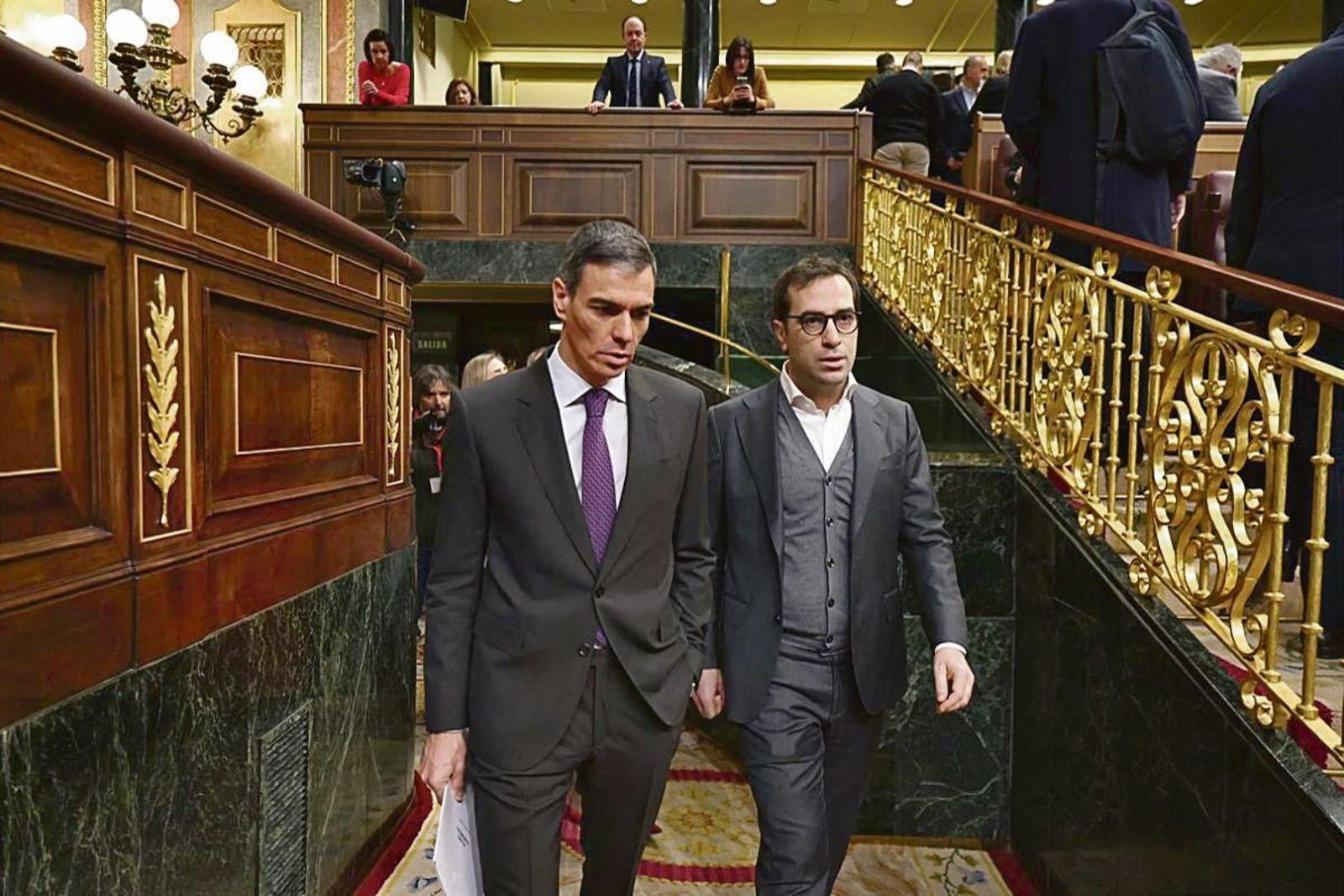 Pedro Sánchez, y el ministro de Economía y Comercio, Carlos Cuerpo, en el Congreso.