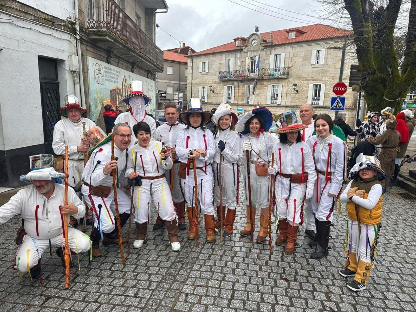 El grupo de troteiros, con gente de todas las edades, dispuesto a darlo todo en el Domingo de Entroido por las calles de Bande.