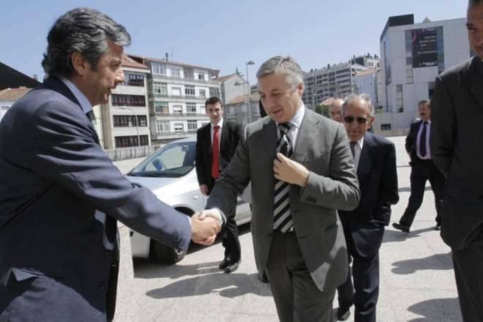 Valentín Verdejo García (izquierda), subdirector general de La Región, saluda al ministro José Blanco a su llegada al Auditorio